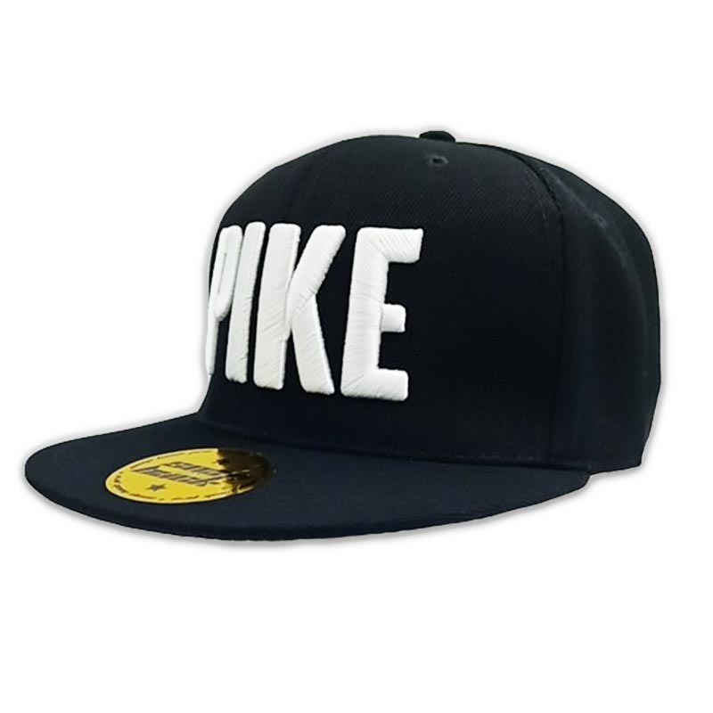 Svart keps med rak skärm, broderad 3d-text (Pike) och snap-back